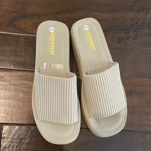 Slides/slippers